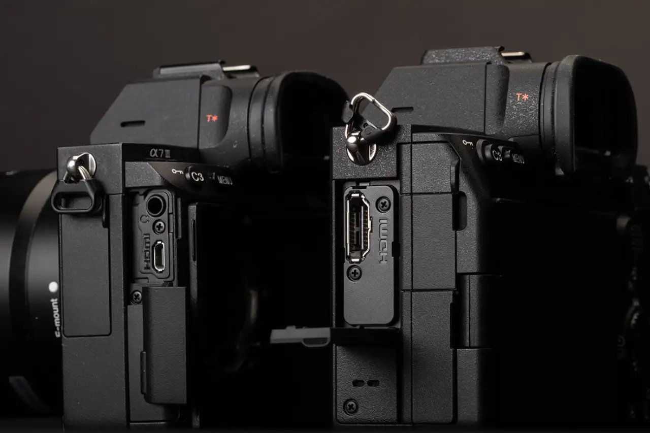 مقایسه وزن، پورت‌ها، بدنه و خروجی تصویر در سونی A7 III و A7 IV